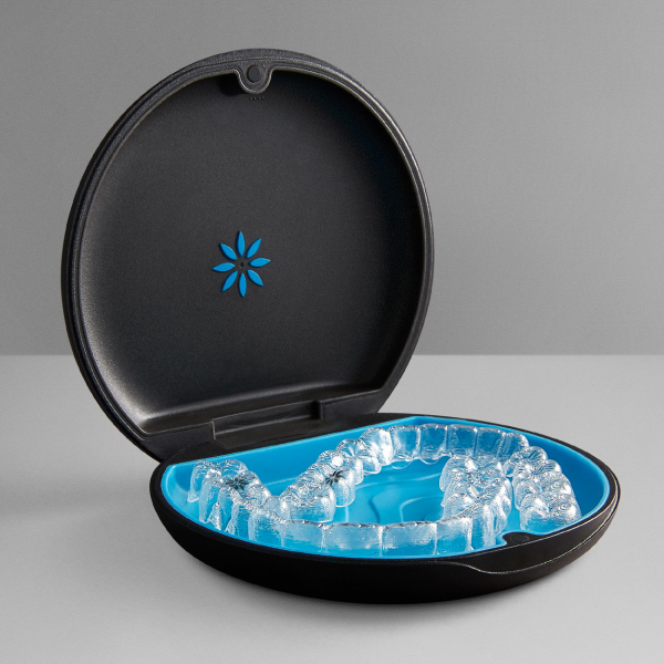 透明で、取り外しのできる歯科矯正システム